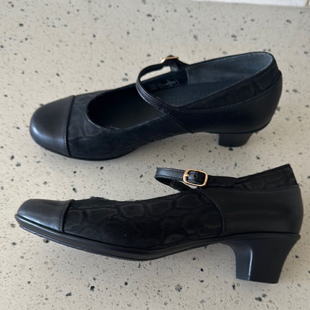 SAS Isabel Mary Jane's Size 8M Black/Snake Leather Shoes Made in USA EUC